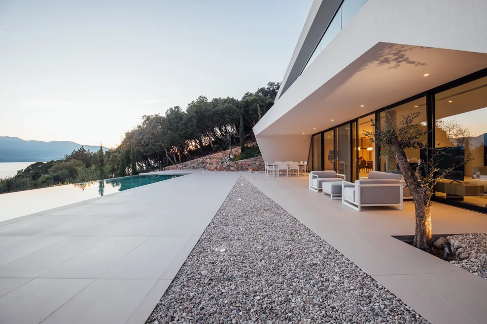 Zeitgenössische Architektur und eine begrünte Terrasse an einem Pool