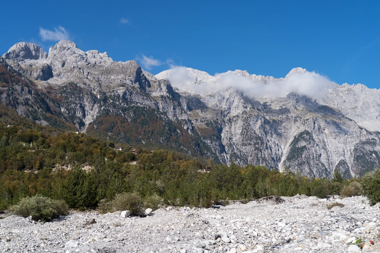 Kalksteingipfel über herbstlichen Wäldern in Theth in den Albanischen Alpen