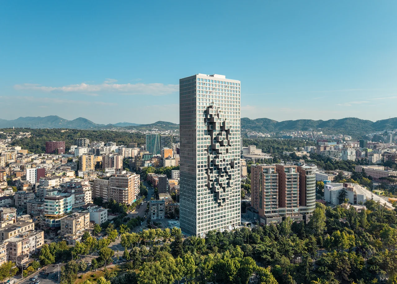 Zeitgenössische Hochhäuser und das Stadtbild von Tirana mit Bergen im Hintergrund