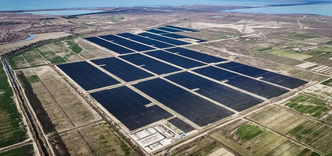 Luftaufnahme eines großen Solarparks mit Reihen von Photovoltaikmodulen