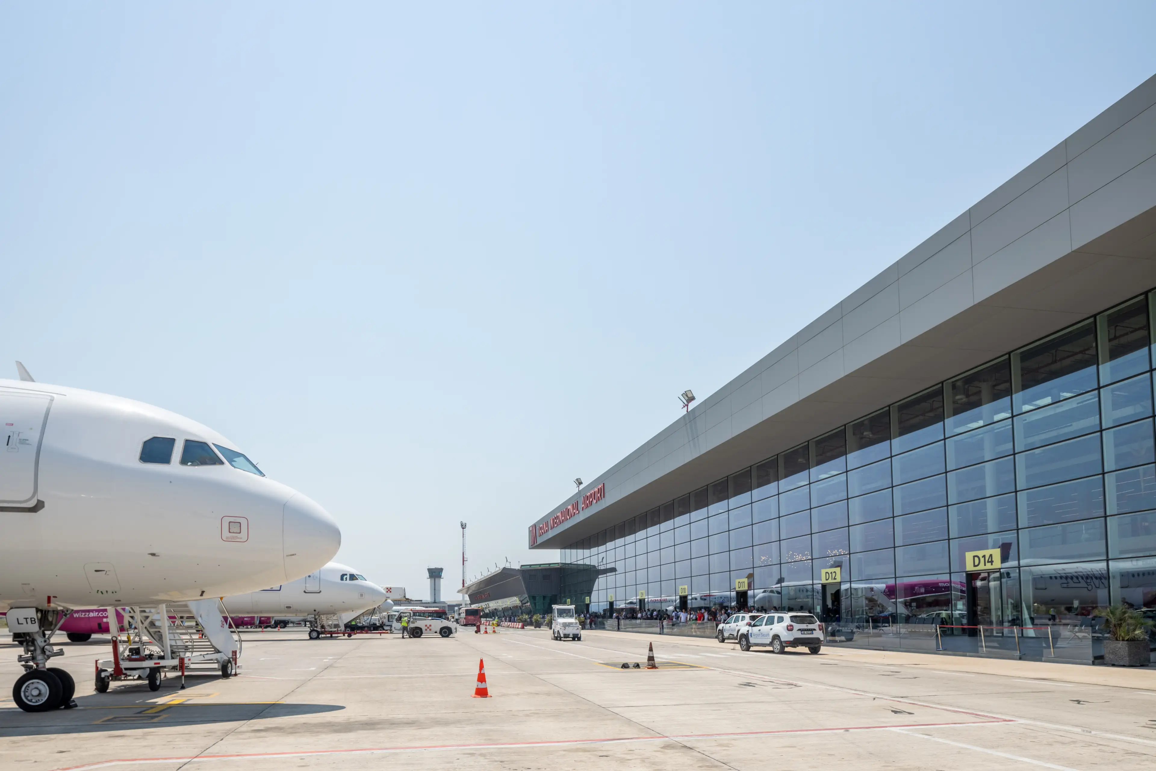 Flugzeuge und Terminal am internationalen Flughafen Tirana